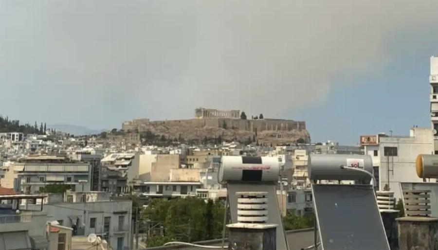 Ανεξέλεγκτη η φωτιά στην Πάρνηθα: Πότε θα πέσουν οι άνεμοι