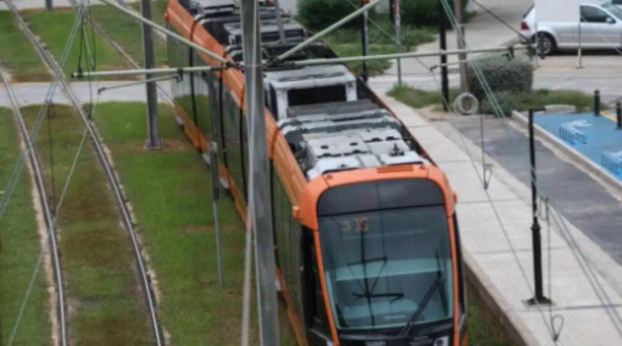 EKTAKTO Ανήλικος παρασύρθηκε από συρμό του Τραμ