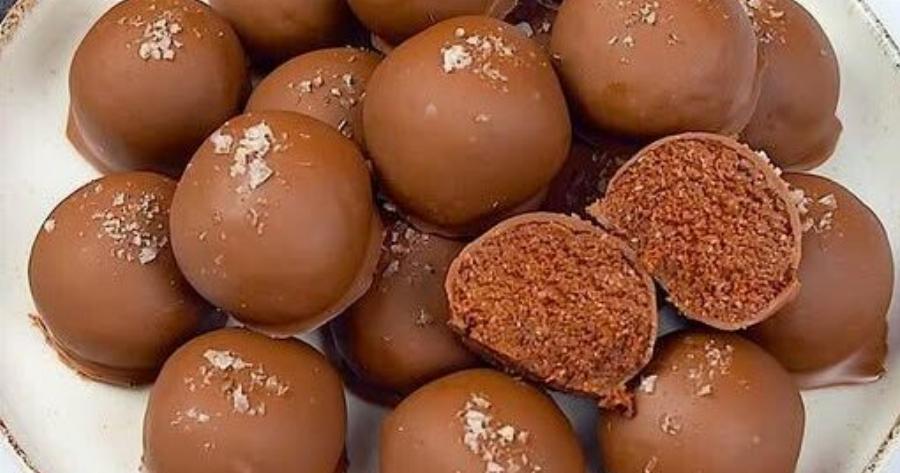 Εύκολες τρούφες μπράουνι με καρύδα: Το γρήγορο γλυκό με 5 υλικά χωρίς ψήσιμο