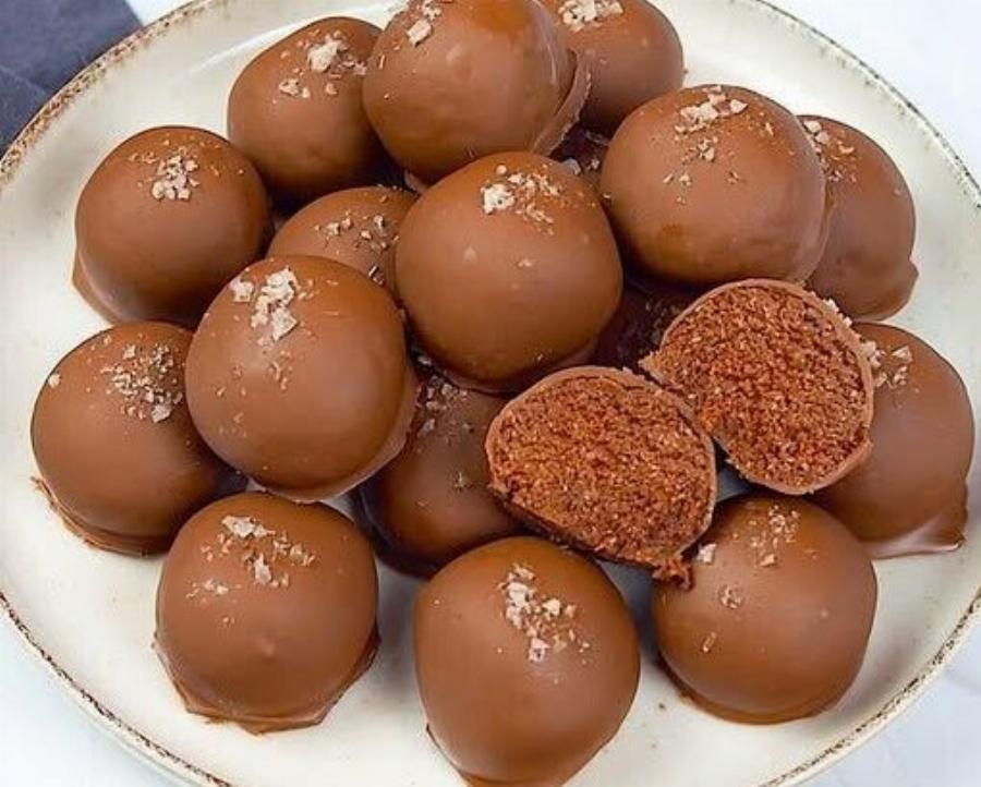 Εύκολες τρούφες μπράουνι με καρύδα: Το γρήγορο γλυκό με 5 υλικά χωρίς ψήσιμο