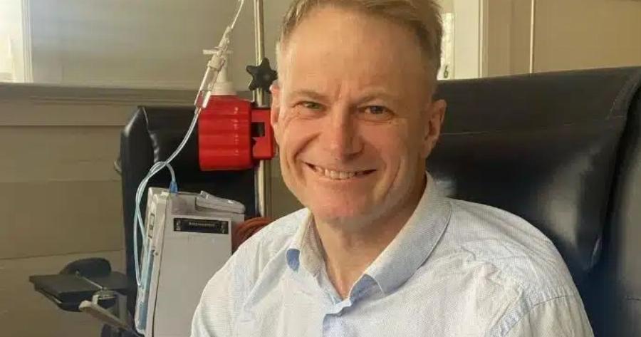 Γιατρός με καρκίνο στον εγκέφαλο τελικού σταδίου δοκιμάζει πειραματικό φάρμακο που ανέπτυξε ο ίδιος