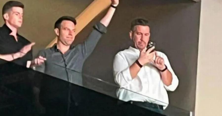 Ξεφάντωσαν στον Αργυρό: Με υψωμένη γροθιά σε σουίτα ο Στέφανος Κασσελάκης πλάι στον Τάιλερ