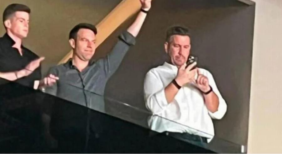 Ξεφάντωσαν στον Αργυρό: Με υψωμένη γροθιά σε σουίτα ο Στέφανος Κασσελάκης πλάι στον Τάιλερ