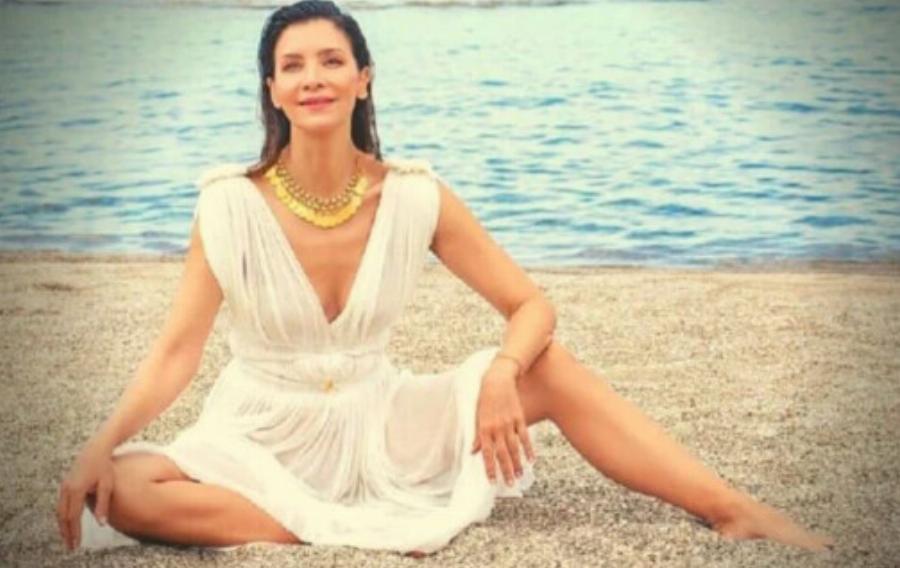 Ίσως η ομορφότερη 50άρα της Ελλάδας αυτή τη στιγμή: Με μαγιό, χωρίς ρετούς, είναι… όνειρο