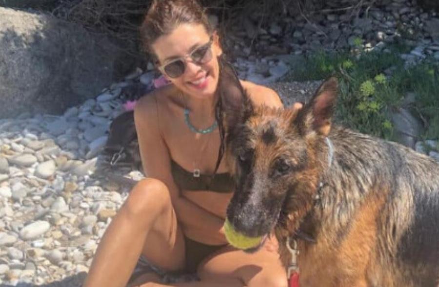 Ίσως η ομορφότερη 50άρα της Ελλάδας αυτή τη στιγμή: Με μαγιό, χωρίς ρετούς, είναι… όνειρο