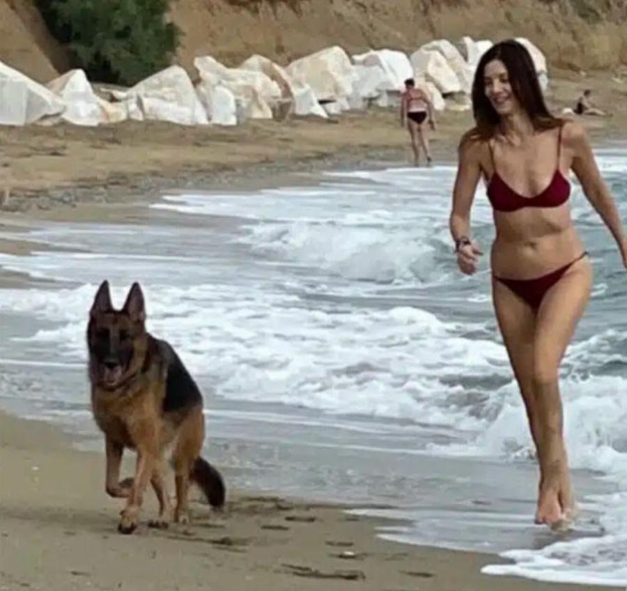 Ίσως η ομορφότερη 50άρα της Ελλάδας αυτή τη στιγμή: Με μαγιό, χωρίς ρετούς, είναι… όνειρο