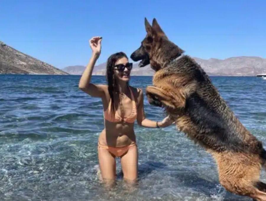 Ίσως η ομορφότερη 50άρα της Ελλάδας αυτή τη στιγμή: Με μαγιό, χωρίς ρετούς, είναι… όνειρο