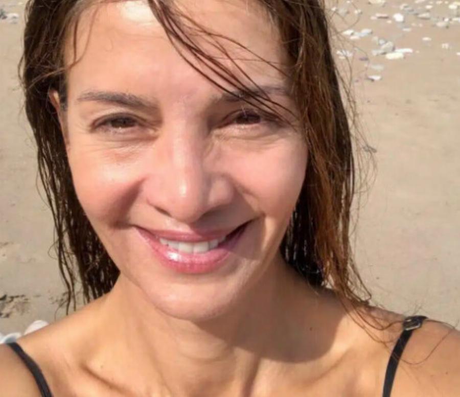 Ίσως η ομορφότερη 50άρα της Ελλάδας αυτή τη στιγμή: Με μαγιό, χωρίς ρετούς, είναι… όνειρο