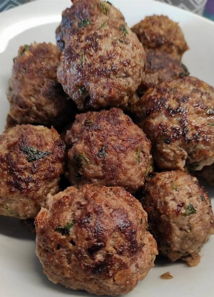 Οι πιο ζουμεροί κεφτέδες της γιαγιάς – Το μυστικό υλικό που τους κάνει ακαταμάχητους!