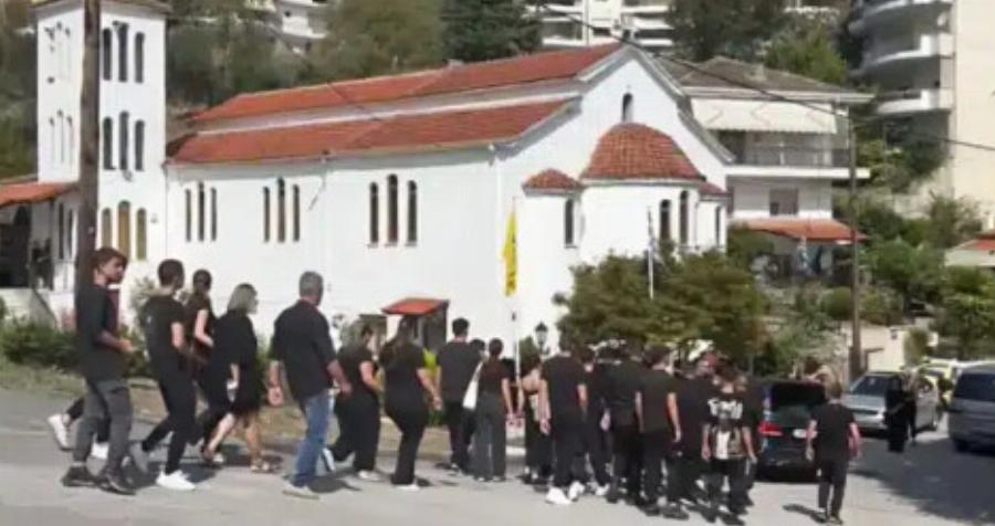 «Αύριο θα έφευγε για την Ικάρων»: Σκηνές αρχαίας τραγωδίας στην κηδεία του 19χρονου Γιάννη