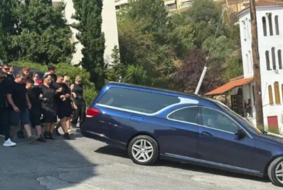 «Αύριο θα έφευγε για την Ικάρων»: Σκηνές αρχαίας τραγωδίας στην κηδεία του 19χρονου Γιάννη