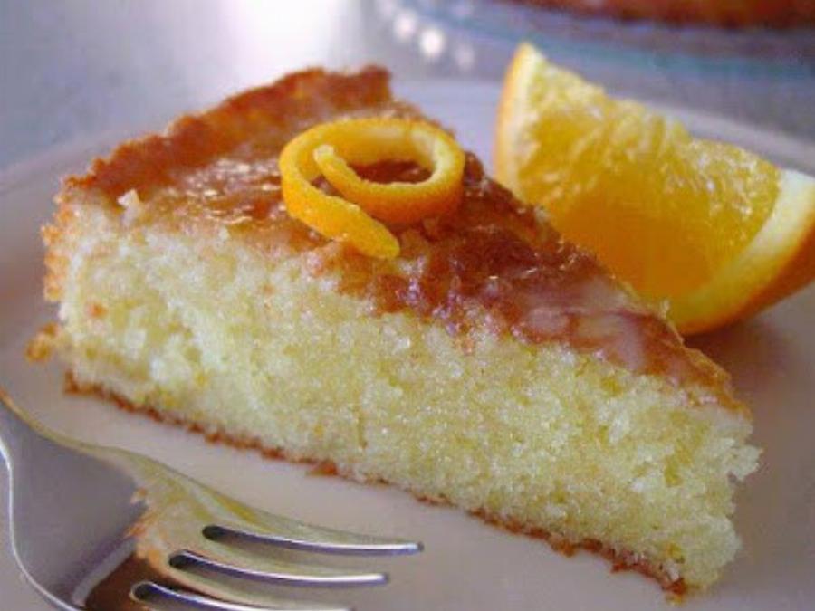 Αφράτη πορτοκαλόπιτα που γίνεται πάντα τέλεια