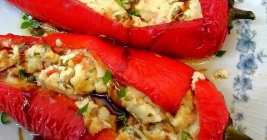 Πιπεριές Φλωρίνης γεμιστές με τυριά στο φούρνο
