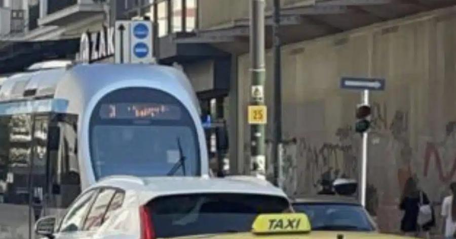 EKTAKTO ΤΩΡΑ Σύγκρουση αυτοκινήτου με συρμό του Τραμ