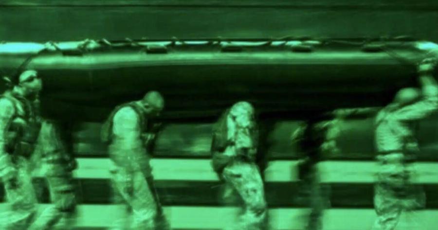 Nεκpός βατραχάνθρωπος της Μονάδας Υποβρυχίων Καταστροφών