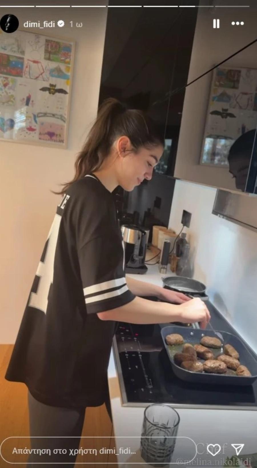 Νοικοκυρά η Μελίνα Νικολαΐδη: Μαγειρεύει μπιφτέκια για τον αγαπημένο της στην κουζίνα