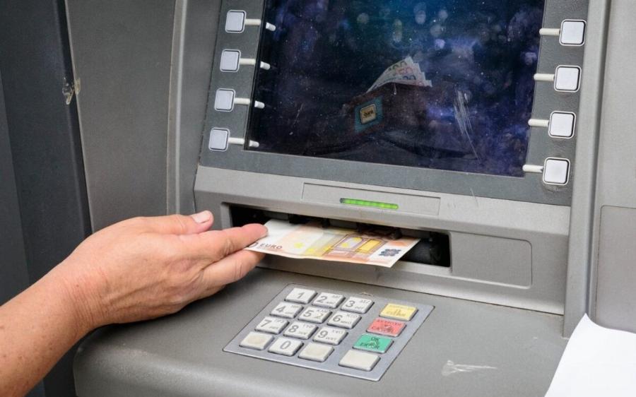 Τέλος η ανάληψη από τα ΑΤΜ: Πώς θα βγάζουμε χρήματα από τα μηχανήματα