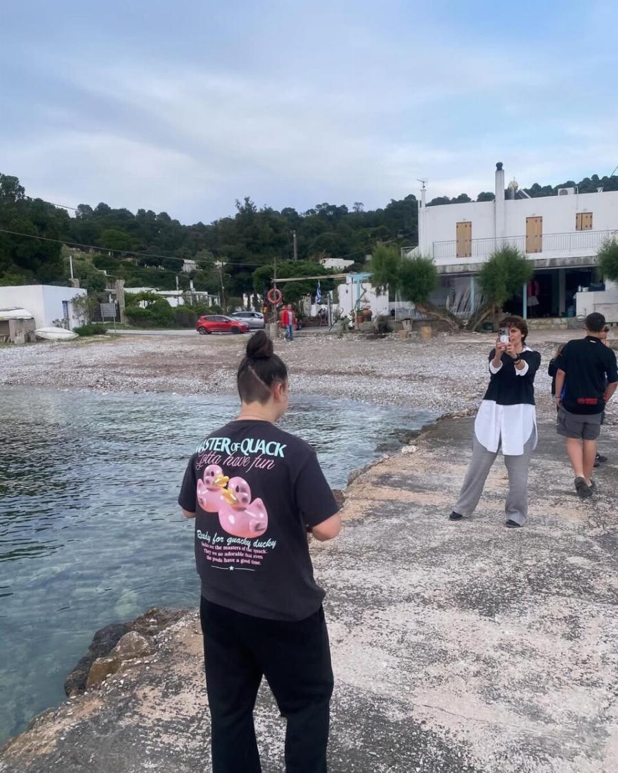 Με φαρδιά ρούχα, ξυρισμένα μαλλιά και μαυροφορεμένη: Αγνώριστη η κόρη της Καραβάτου, Αέλια, δεν θυμίζει σε τίποτα το κοριτσάκι που…