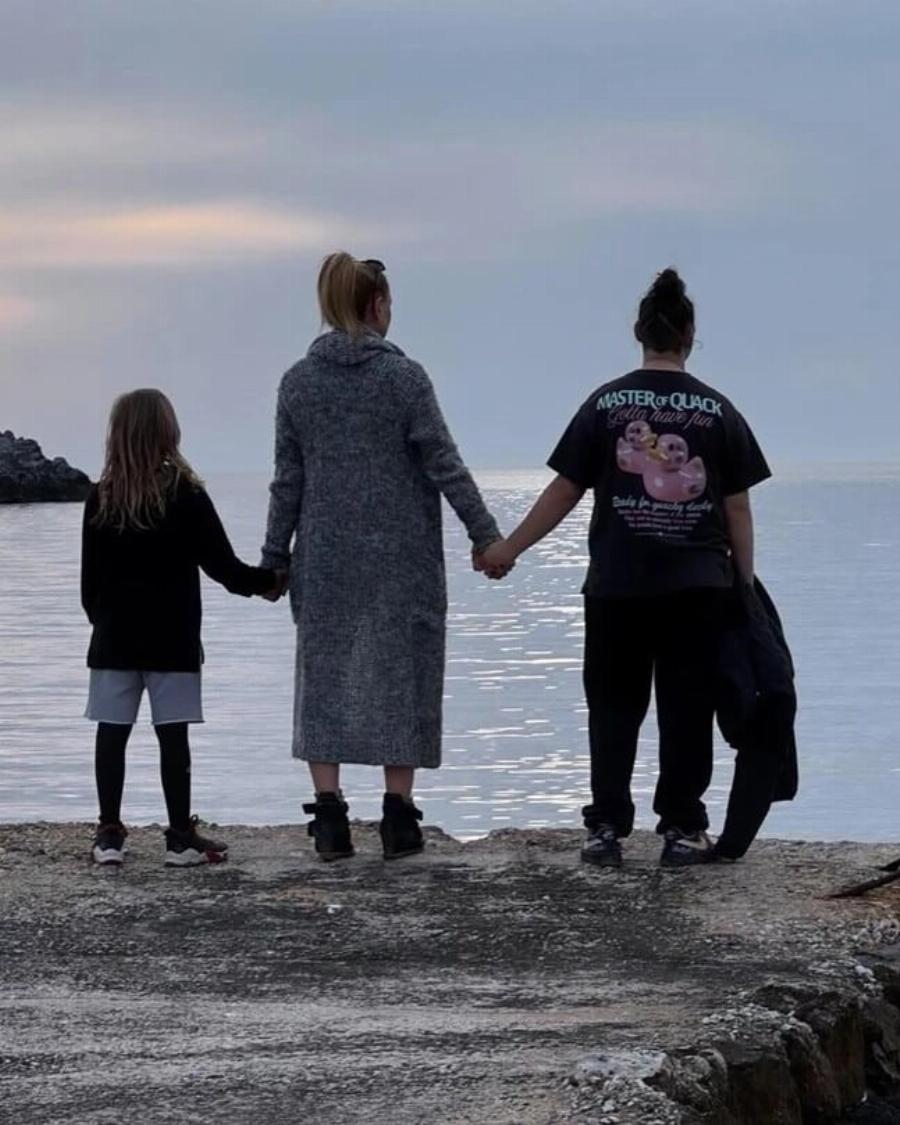 Με φαρδιά ρούχα, ξυρισμένα μαλλιά και μαυροφορεμένη: Αγνώριστη η κόρη της Καραβάτου, Αέλια, δεν θυμίζει σε τίποτα το κοριτσάκι που…