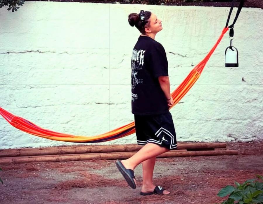 Με φαρδιά ρούχα, ξυρισμένα μαλλιά και μαυροφορεμένη: Αγνώριστη η κόρη της Καραβάτου, Αέλια, δεν θυμίζει σε τίποτα το κοριτσάκι που…