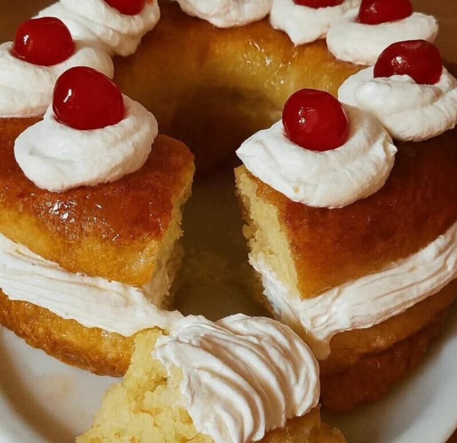 Σιροπιαστός μπαμπάς με σαντιγί και μαρμελάδα: Η εύκολη συνταγή που γίνεται ανάρπαστη