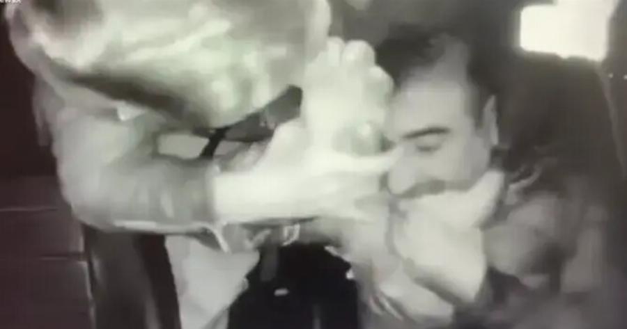 Βίντεο-Σoκ: Άγρια επίθεση Βρετανού τουρίστα σε οδηγό ταξί – Σε κώμα ο οδηγός