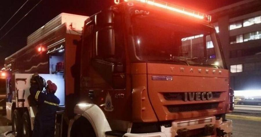 Φωτιά σε υπόγειο πάρκινγκ πολυκατοικίας στο Γαλάτσι – Καίγονται οχήματα