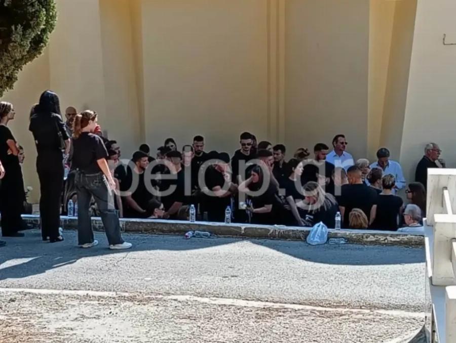 Θρήνος στην κηδεία του 18χρονου Νίκου που σκοτώθηκε σε τροχαίο στην Πάτρα