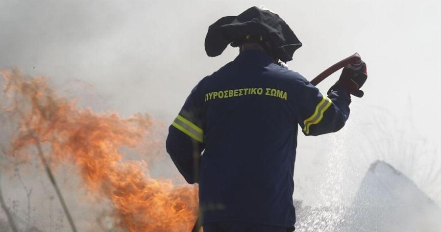EKTAKTO: Μεγάλη φωτιά TΩPA – Σuvαγεpμoς στην πυροσβεστική