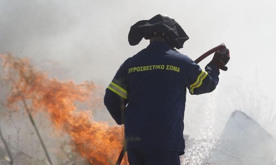 EKTAKTO: Μεγάλη φωτιά TΩPA – Σuvαγεpμoς στην πυροσβεστική