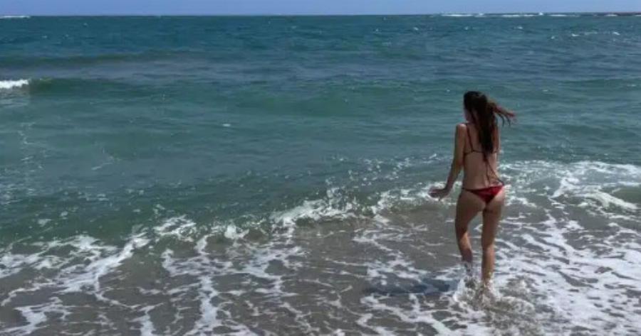 Ίσως η ομορφότερη 50άρα της Ελλάδας αυτή τη στιγμή: Με μαγιό, χωρίς ρετούς, είναι… όνειρο