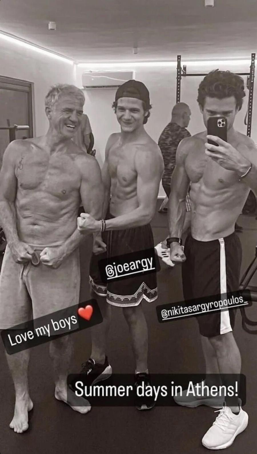 Οι κούκλοι γιοι της Μαρίας Μπακοδήμου, Νικήτας και Άρης στο γυμναστήριο με τον πατέρα τους