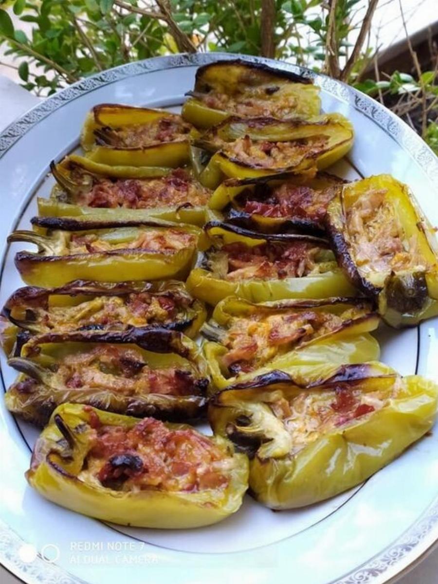 Οι πιο λαχταριστές γεμιστές πιπεριές με μπέικον και πέστο – Μόλις βγουν από τον φούρνο εξαφανίζονται!