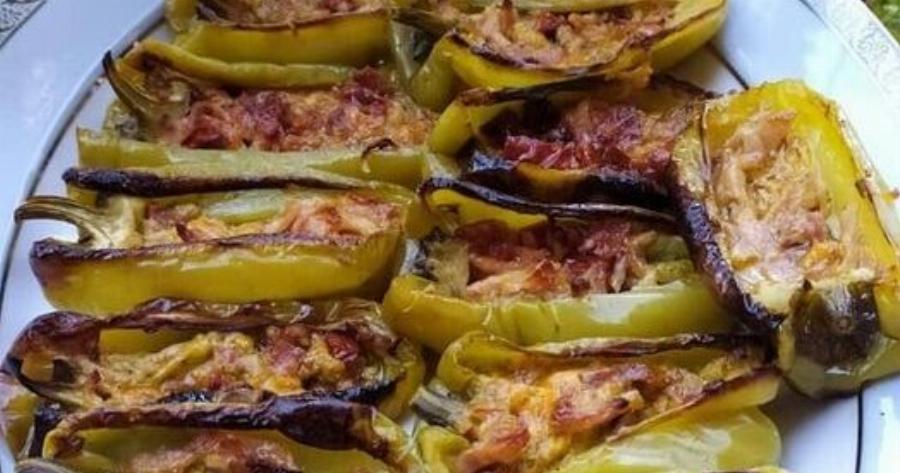 Οι πιο λαχταριστές γεμιστές πιπεριές με μπέικον και πέστο – Μόλις βγουν από τον φούρνο εξαφανίζονται!