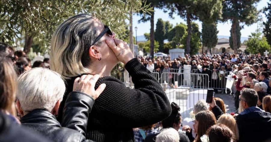 Μνημόσυνο Μαζωνάκη: Τα ουρλιαχτά της Μαρίας πάνω από το μνήμα – «Σήκω Γιώργο να μας δεις, εδώ είμαστε Γιώργο»