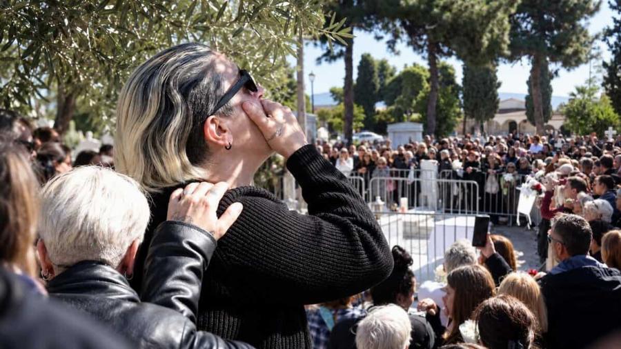 Μνημόσυνο Μαζωνάκη: Τα ουρλιαχτά της Μαρίας πάνω από το μνήμα – «Σήκω Γιώργο να μας δεις, εδώ είμαστε Γιώργο»