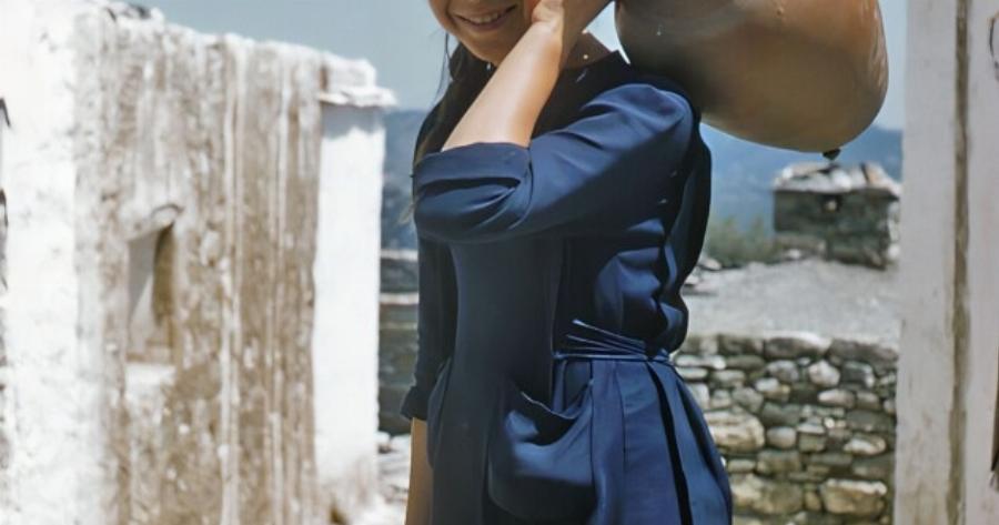 Πού πας, Γιασεμή μου; Για νερό, γιαγιά, απαντούσε η Γιασεμή κι άρπαζε τη στάμνα κι εξαφανιζότανε