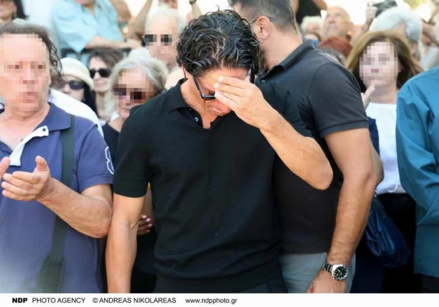 Βλάχος: Ράκος στην κηδεία του Καλογερόπουλου – Η στιγμή που σήκωσε το φέρετρο