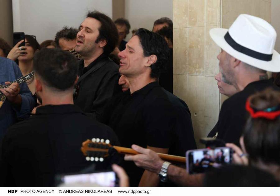 Βλάχος: Ράκος στην κηδεία του Καλογερόπουλου – Η στιγμή που σήκωσε το φέρετρο