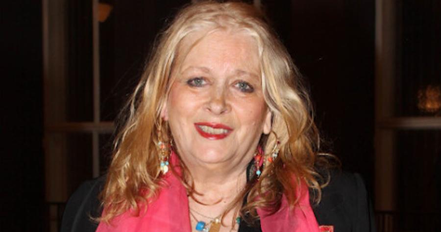 Νόρα Βαλσάμη: Σπάνια εμφάνισή της – Αδυνατισμένη και φανερά καταβεβλημένη στα 78 της