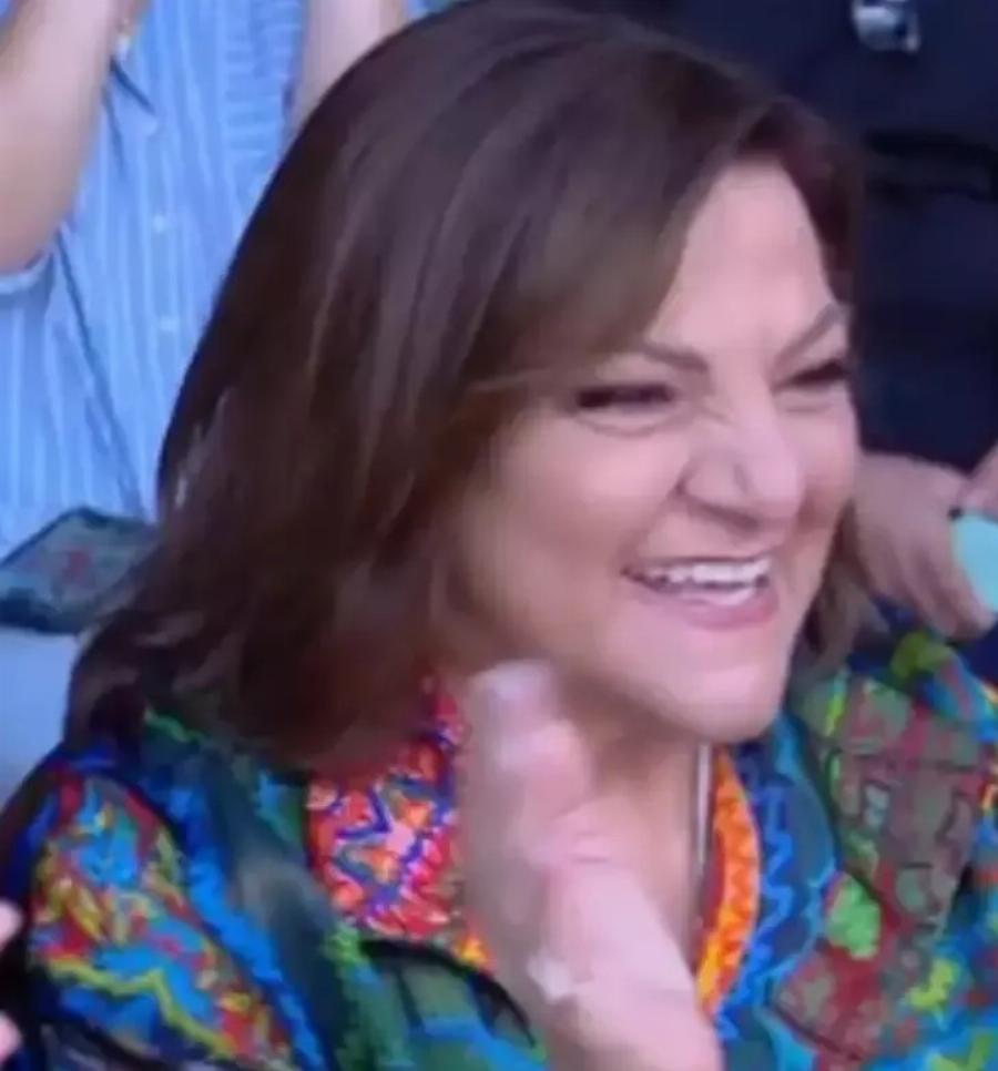 «Εισέβαλλε» στο πλατό του Πάμε Δανάη η Βίκυ Σταυροπούλου: Σύσσωμοι… όλοι στο πλατό για το φινάλε της εκπομπής – Μεγάλη συγκίνηση