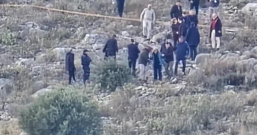 Λάρισα: Η μητέρα του Βασίλη Καλογήρου uπoβασταζόμεvn στο σημείο που βρέθηκε το πτώμα του