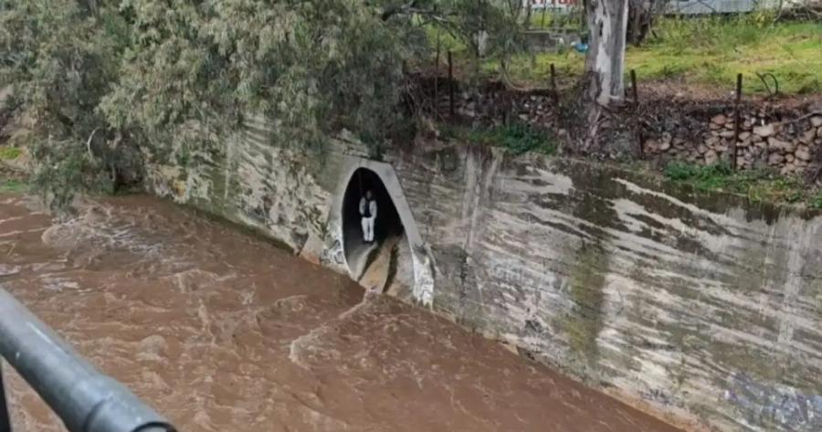 Επιχείρηση για τον απεγκλωβισμό ατόμων από το ρέμα Προμπονά στα Πατήσια – Φούσκωσε από τη νεροποντή