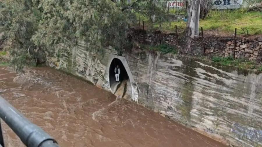 Επιχείρηση για τον απεγκλωβισμό ατόμων από το ρέμα Προμπονά στα Πατήσια – Φούσκωσε από τη νεροποντή
