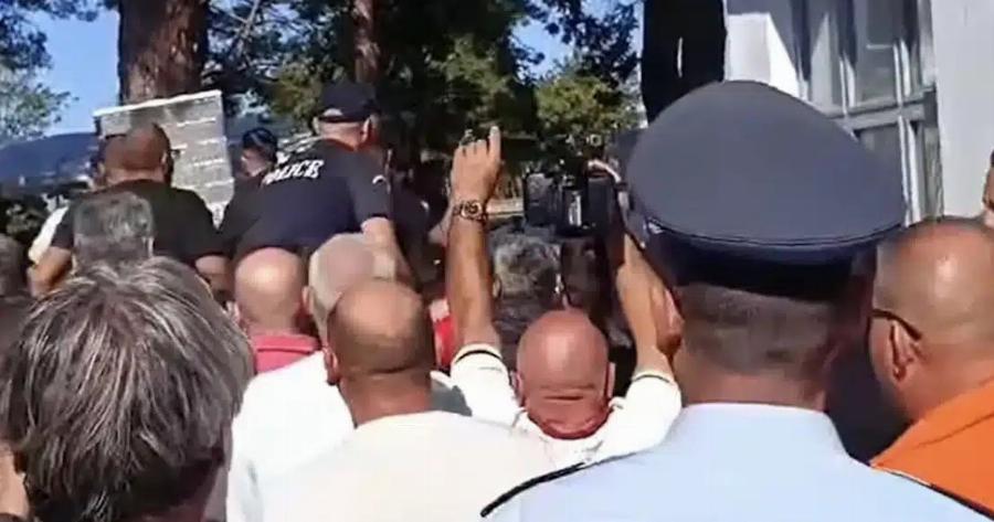 Παραλίγο να πλακώσουν στο ξύλο τον Υφυπουργό Αγροτικής Ανάπτυξης – Τον φυγαδεύτηκε για να τον γλιτώσουν