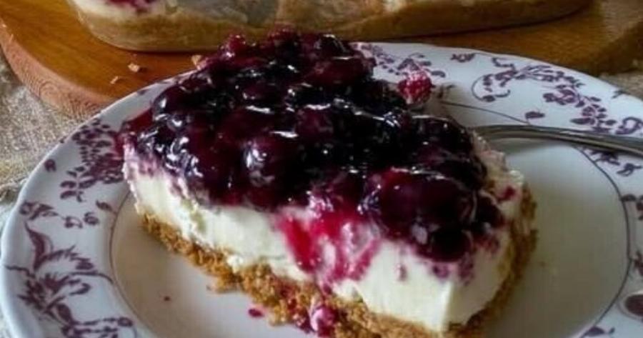 Εύκολο cheesecake με βατόμουρα: Κρεμώδες, δροσερό και εντυπωσιακό