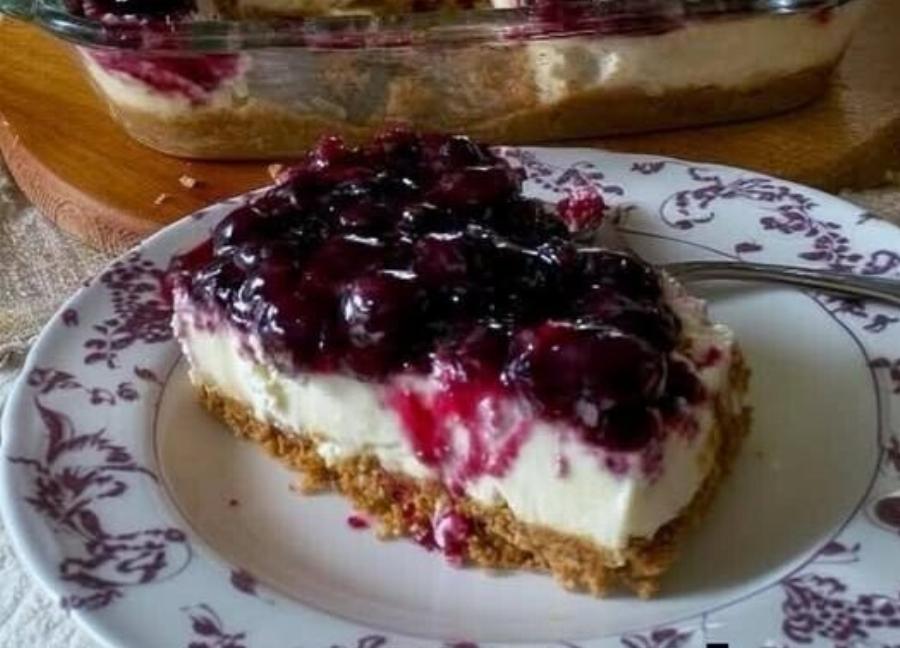 Εύκολο cheesecake με βατόμουρα: Κρεμώδες, δροσερό και εντυπωσιακό