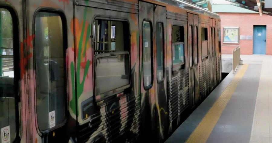 EKTAKTO – Άτομο έπεσε από πεζογέφυρα πάνω σε συρμό του ΗΣΑΠ