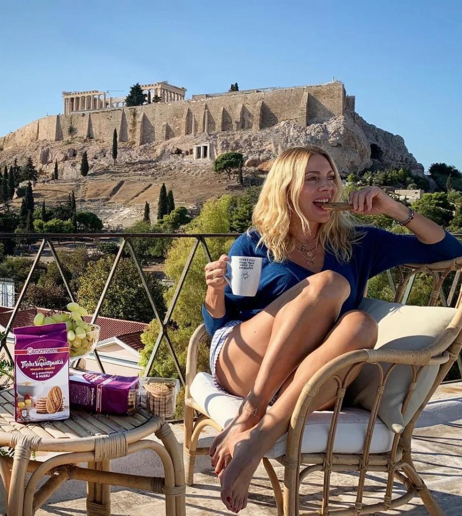 Ούτε η… Ντάλια Χατζηαλεξάνδρου δεν είχε τέτοια σπιταρόνα: Το νεοκλασικό της Σμαράγδας Καρύδη κάτω από την Ακρόπολη μαγεύει όποιον περνάει από μπροστά