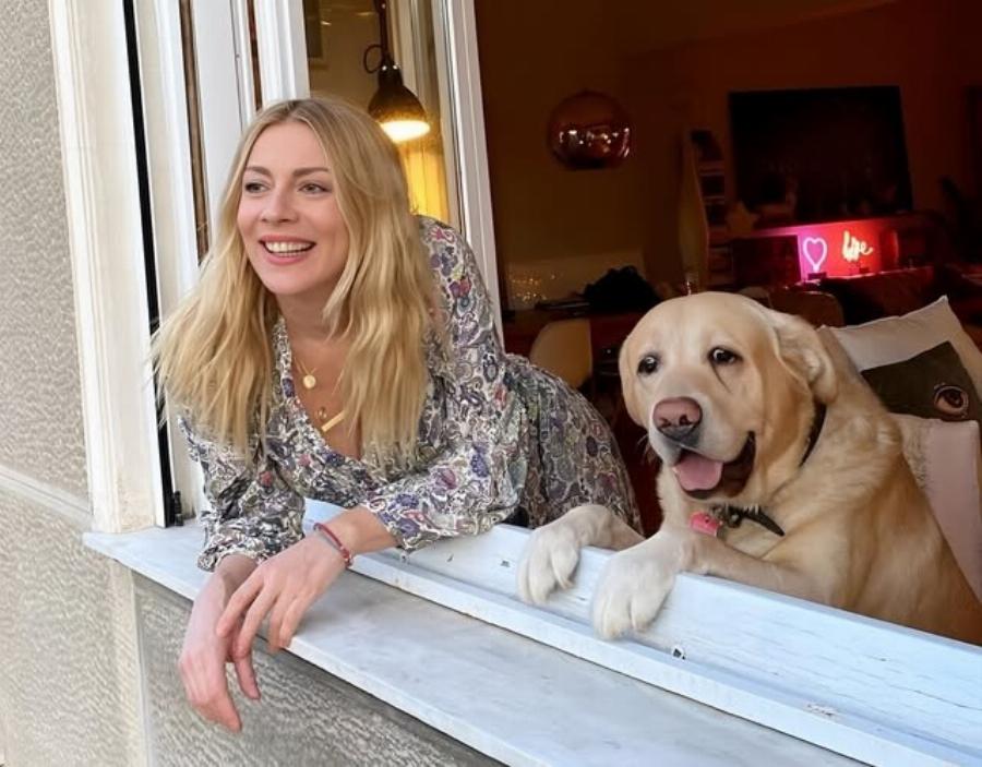 Ούτε η… Ντάλια Χατζηαλεξάνδρου δεν είχε τέτοια σπιταρόνα: Το νεοκλασικό της Σμαράγδας Καρύδη κάτω από την Ακρόπολη μαγεύει όποιον περνάει από μπροστά